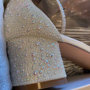 DB Studios white pearlesenct block heel